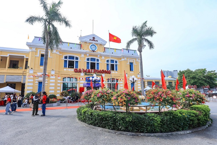 Lịch chạy tàu Hoa Phượng Đỏ